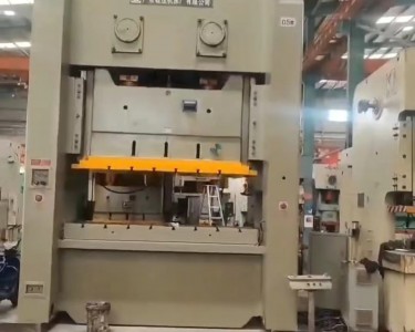 气动冲床 300T 广锻