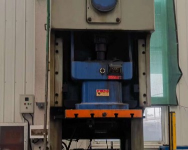 气动冲床 250T 沃得