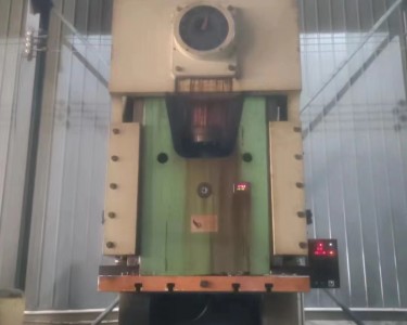 气动冲床 400T 扬力