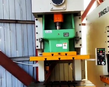 气动冲床 200T 扬力