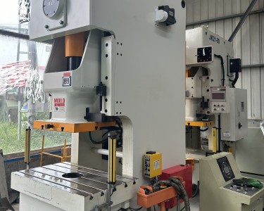 气动冲床 125T 沃得