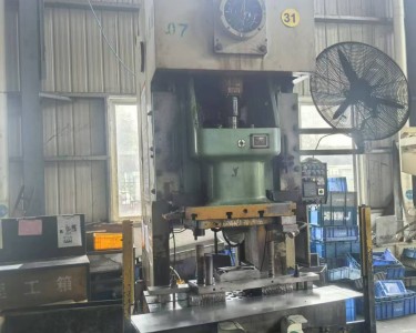 气动冲床 110T 扬力
