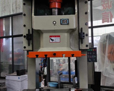 气动冲床 250T 沃得