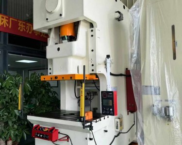 气动冲床 250T 沃得