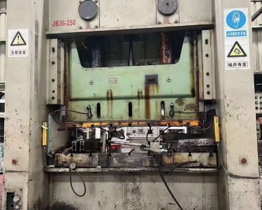 气动冲床 250T 扬锻