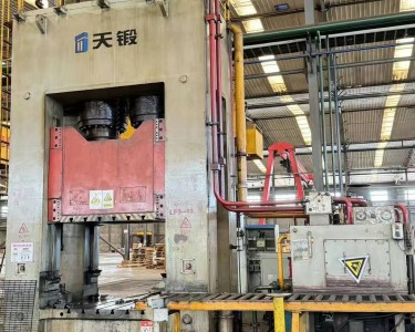 四柱式油压机 1600T 天锻
