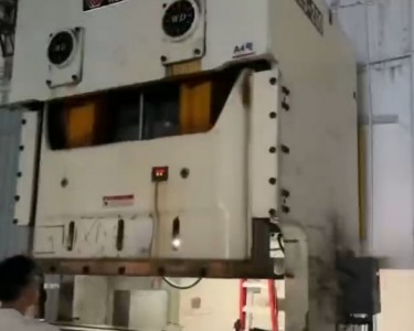 气动冲床 200T 沃得