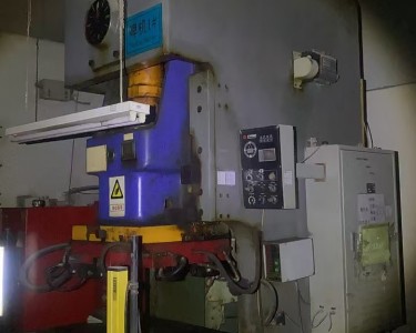 气动冲床 125T 沃得