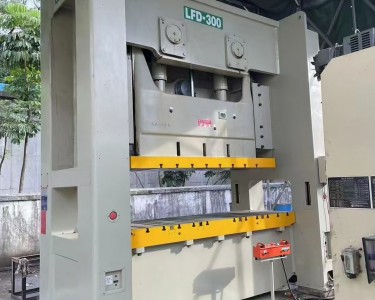 气动冲床 300T 徕富