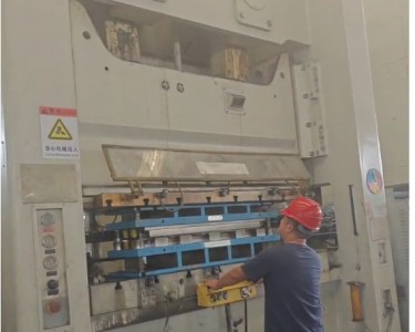 气动冲床 300T 博信