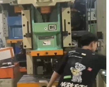 气动冲床 63T 扬力