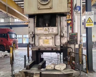 气动冲床 110T 扬力