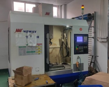 立式加工中心 VM702H 纽威