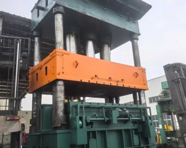 四柱式油压机 1800T 湖州机床厂