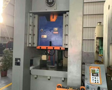 气动冲床 200T 沃得