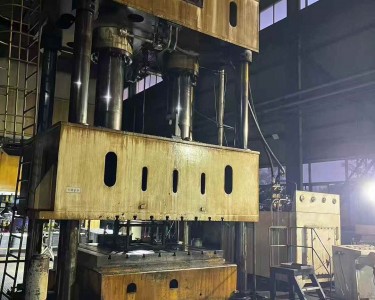四柱式油压机 1250T 天锻