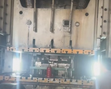 气动冲床 250T 扬力