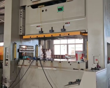 气动冲床 300T 博仑