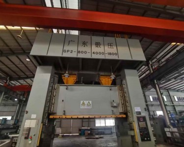 气动冲床 800T 广锻