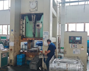 气动冲床 500T 杨力
